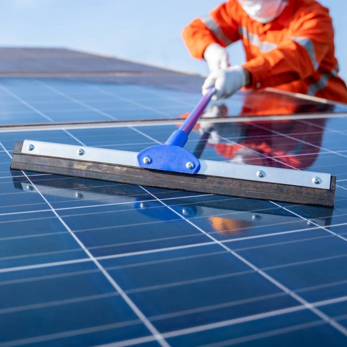 Guía Esencial para la Limpieza de Paneles Solares - fischer Shop